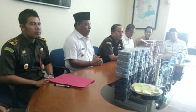 Plt Bupati Rohil Serahkan Bantuan kepada Korban Musibah Kebakaran